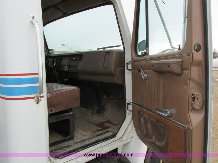 image for item I4067 1986 International 1754 propane delivery truck