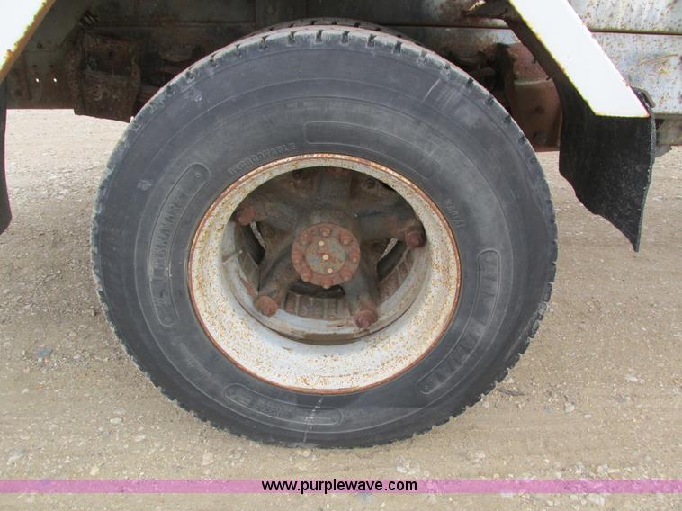 image for item I4067 1986 International 1754 propane delivery truck