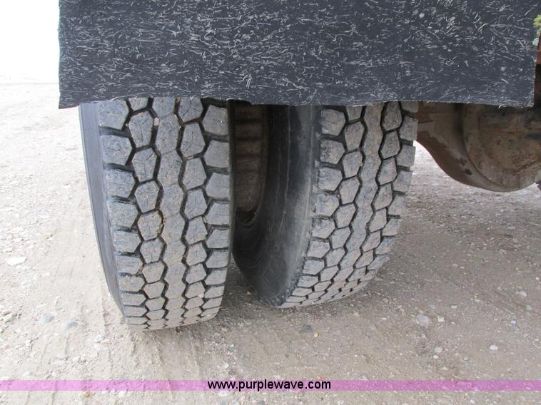 image for item I4067 1986 International 1754 propane delivery truck