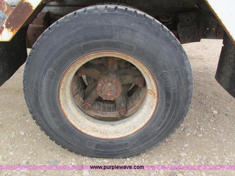 image for item I4067 1986 International 1754 propane delivery truck