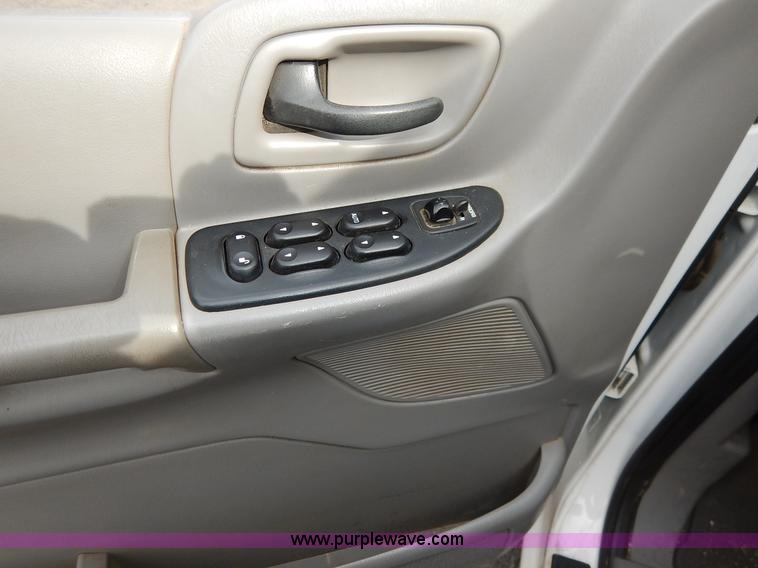 image for item I5046 2002 Ford Windstar LX van