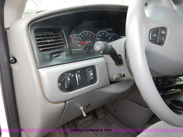 image for item I5046 2002 Ford Windstar LX van