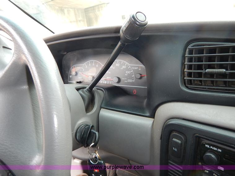 image for item I5046 2002 Ford Windstar LX van