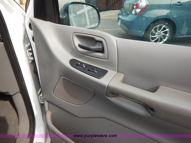 image for item I5046 2002 Ford Windstar LX van
