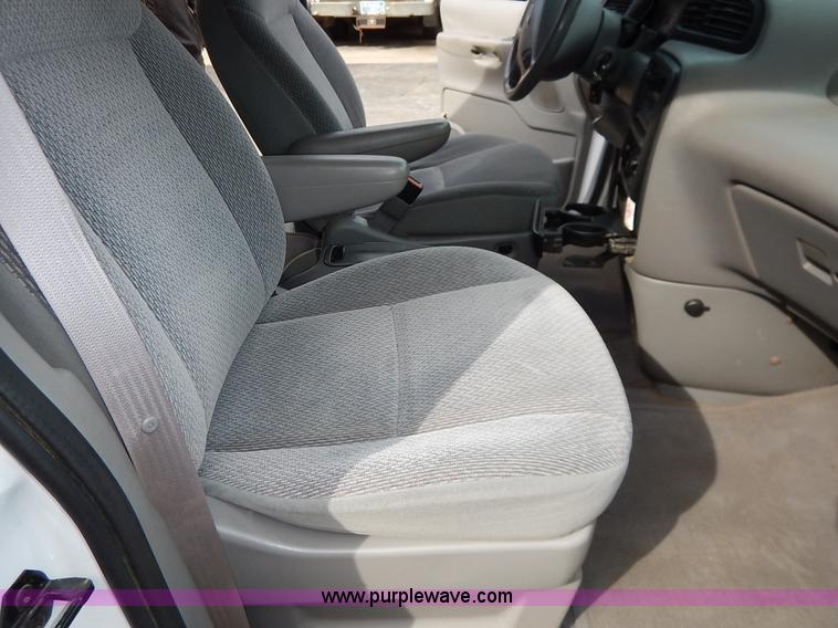 image for item I5046 2002 Ford Windstar LX van