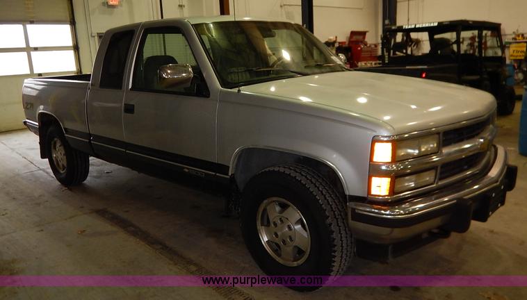 image for item I5076 1994 Chevrolet Silverado 1500 Z71 Ext. Cab pickup truck