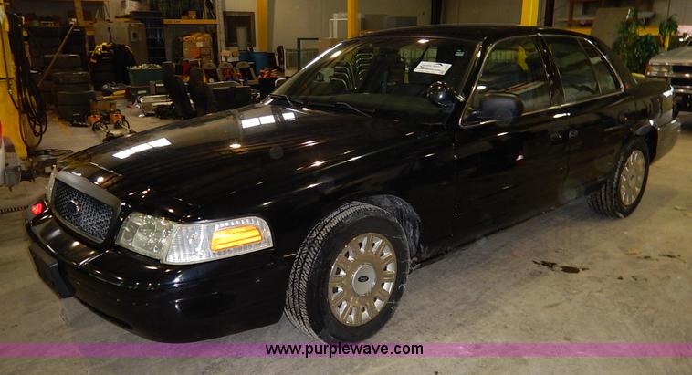 image for item I5077 2005 Ford Crown Victoria Police Interceptor