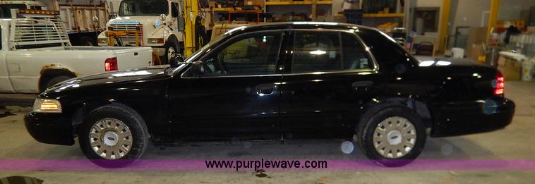 image for item I5077 2005 Ford Crown Victoria Police Interceptor