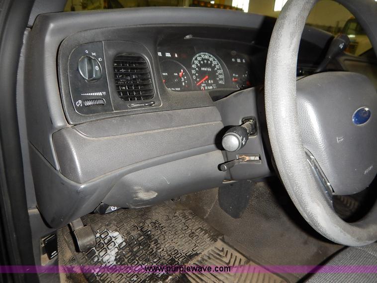 image for item I5077 2005 Ford Crown Victoria Police Interceptor