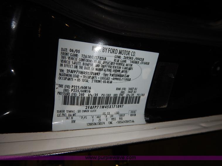 image for item I5077 2005 Ford Crown Victoria Police Interceptor