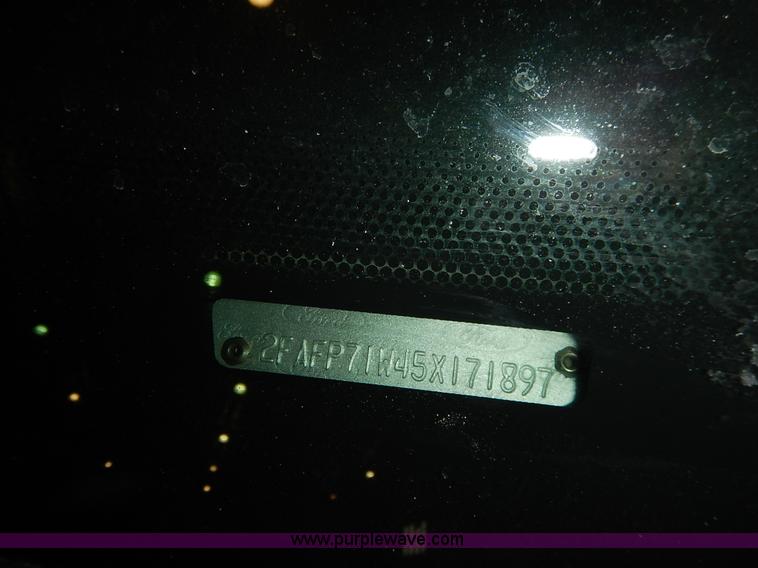 image for item I5077 2005 Ford Crown Victoria Police Interceptor