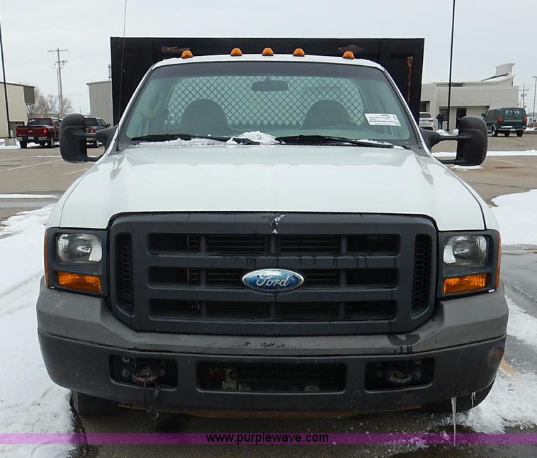 image for item I5096 2005 Ford F350 Super Duty XL flatbed pickup truck