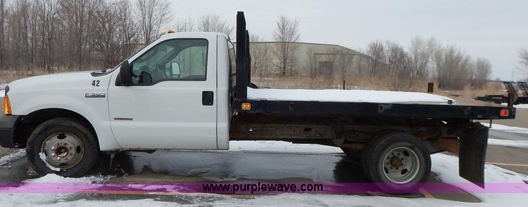 image for item I5096 2005 Ford F350 Super Duty XL flatbed pickup truck