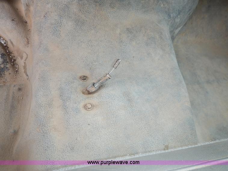 image for item I5096 2005 Ford F350 Super Duty XL flatbed pickup truck