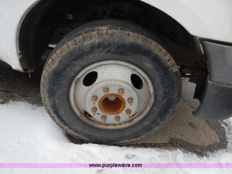 image for item I5096 2005 Ford F350 Super Duty XL flatbed pickup truck