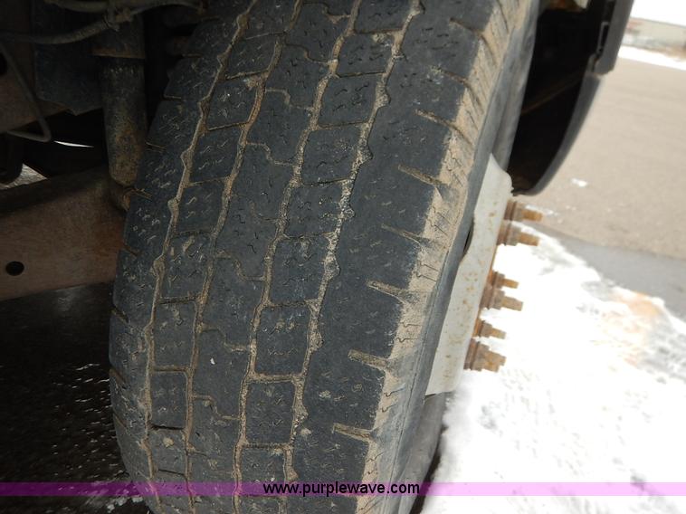 image for item I5096 2005 Ford F350 Super Duty XL flatbed pickup truck