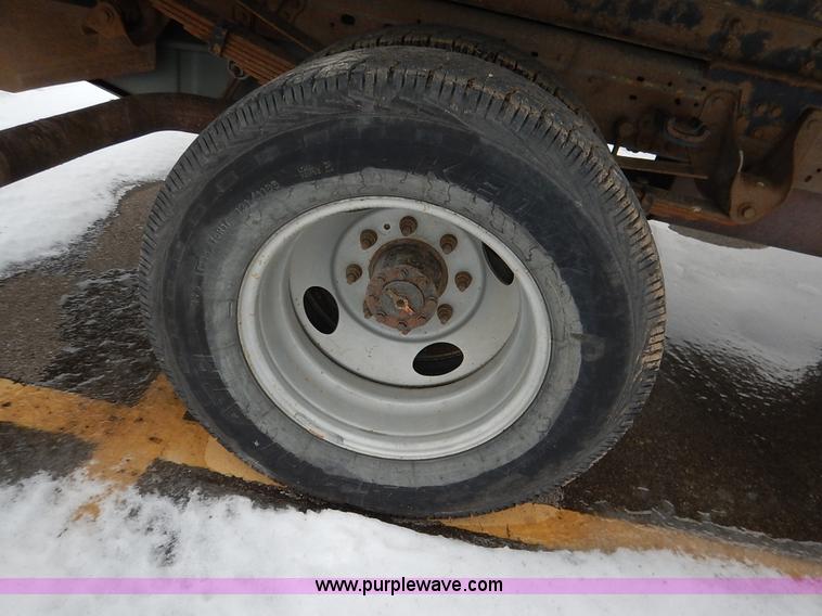 image for item I5096 2005 Ford F350 Super Duty XL flatbed pickup truck