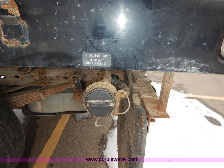 image for item I5096 2005 Ford F350 Super Duty XL flatbed pickup truck