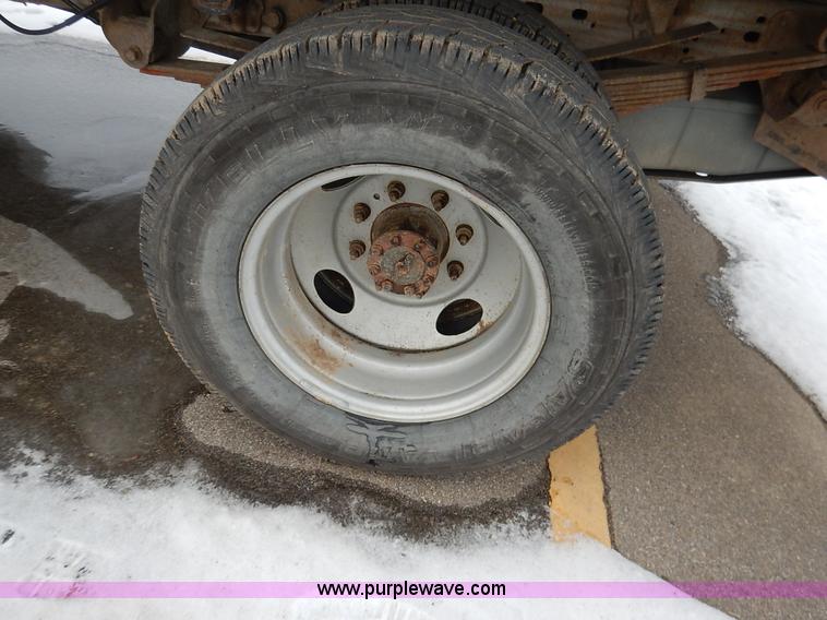 image for item I5096 2005 Ford F350 Super Duty XL flatbed pickup truck