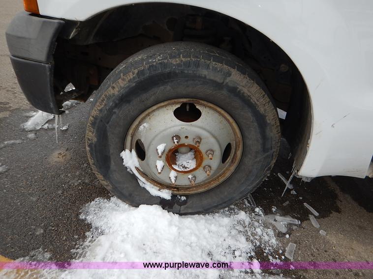 image for item I5096 2005 Ford F350 Super Duty XL flatbed pickup truck