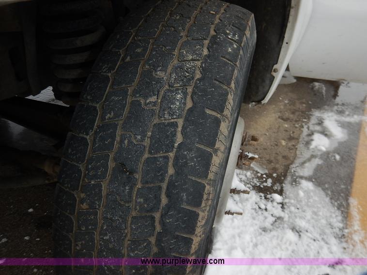 image for item I5096 2005 Ford F350 Super Duty XL flatbed pickup truck