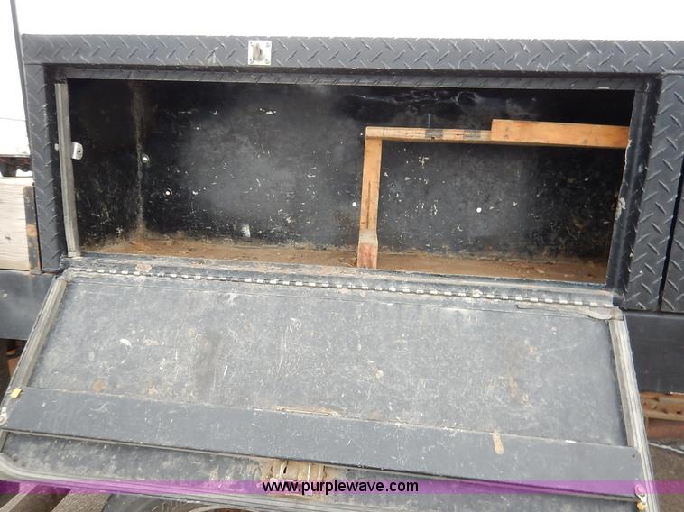 image for item I5097 2005 Ford F350 Super Duty XL flatbed pickup truck