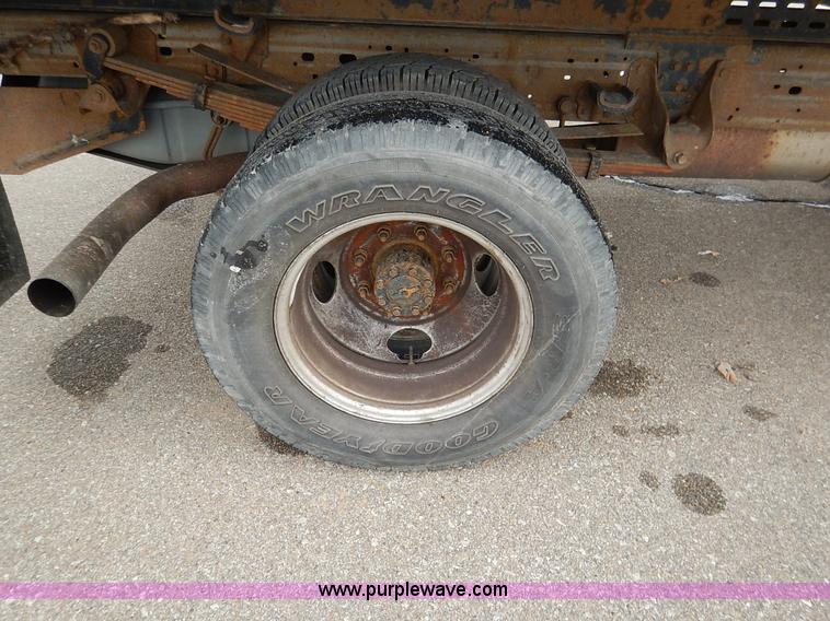 image for item I5097 2005 Ford F350 Super Duty XL flatbed pickup truck