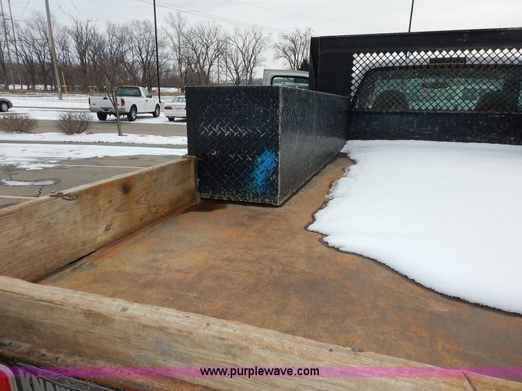 image for item I5097 2005 Ford F350 Super Duty XL flatbed pickup truck