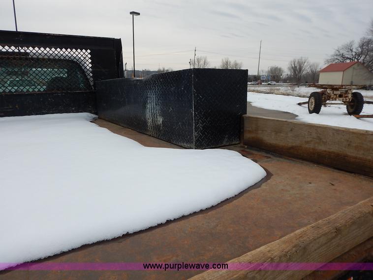 image for item I5097 2005 Ford F350 Super Duty XL flatbed pickup truck