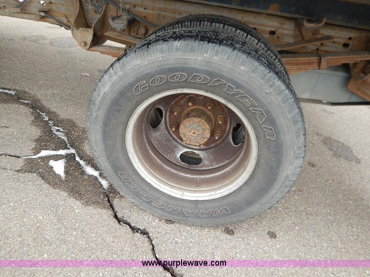 image for item I5097 2005 Ford F350 Super Duty XL flatbed pickup truck