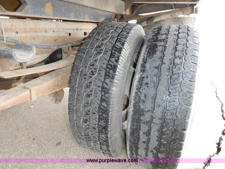 image for item I5097 2005 Ford F350 Super Duty XL flatbed pickup truck