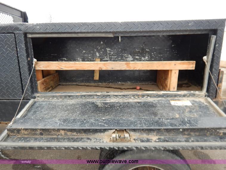 image for item I5097 2005 Ford F350 Super Duty XL flatbed pickup truck