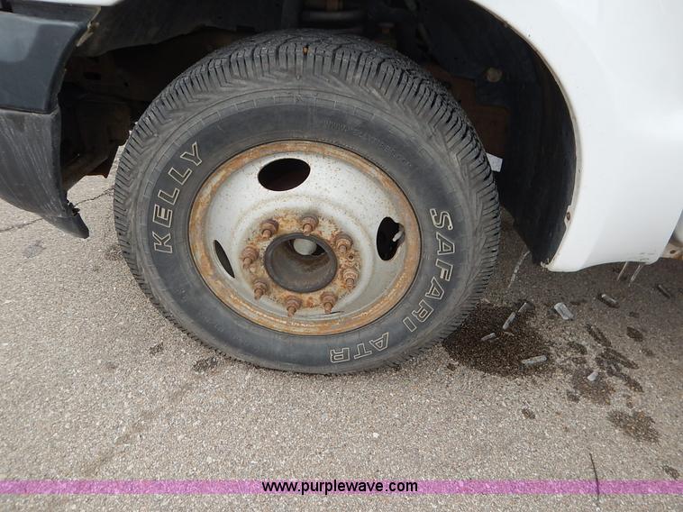 image for item I5097 2005 Ford F350 Super Duty XL flatbed pickup truck