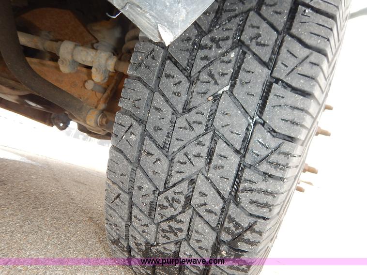 image for item I5097 2005 Ford F350 Super Duty XL flatbed pickup truck