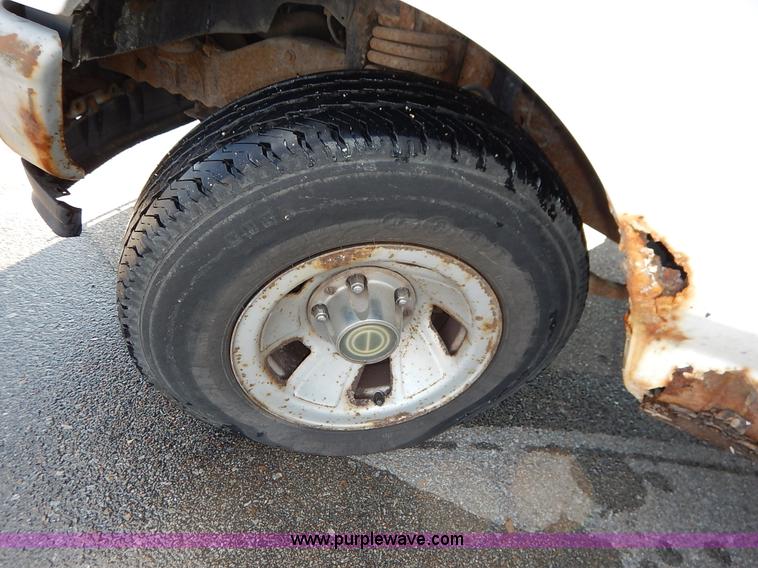 image for item I5102 1996 Ford F150 XL pickup truck