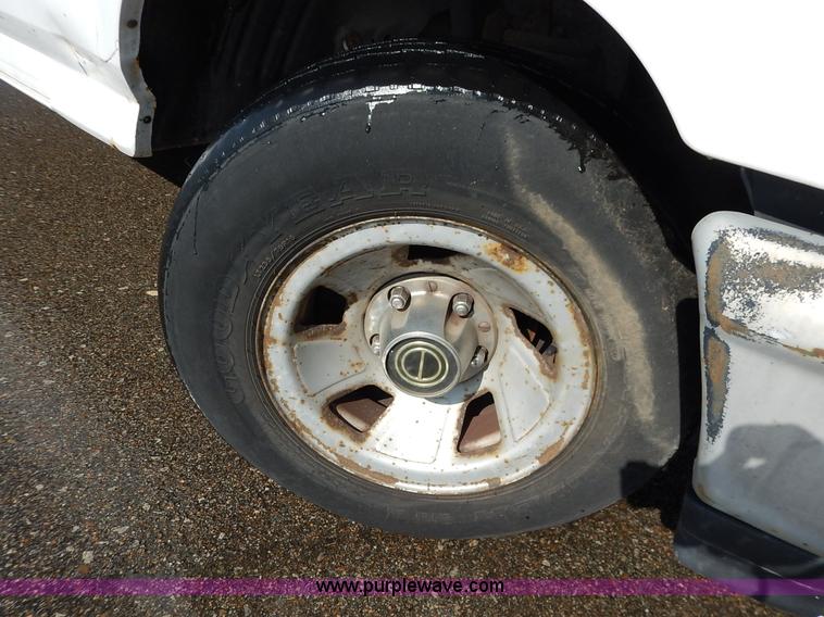 image for item I5102 1996 Ford F150 XL pickup truck