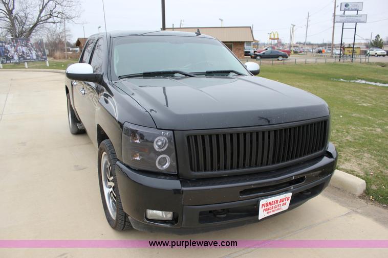 image for item J2306 2009 Chevrolet Silverado 1500 Crew Cab pickup truck