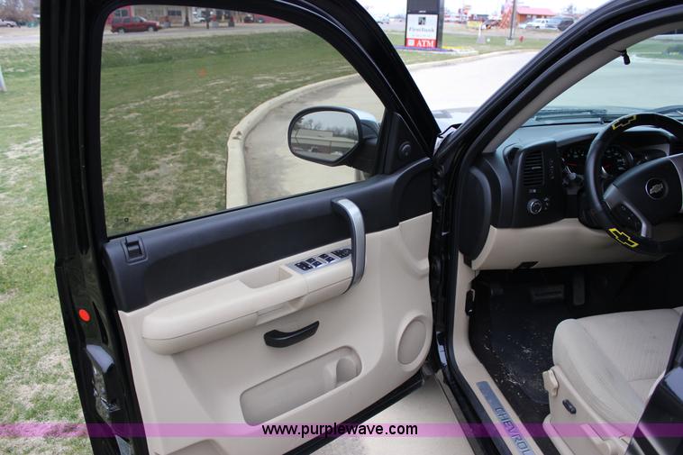 image for item J2306 2009 Chevrolet Silverado 1500 Crew Cab pickup truck