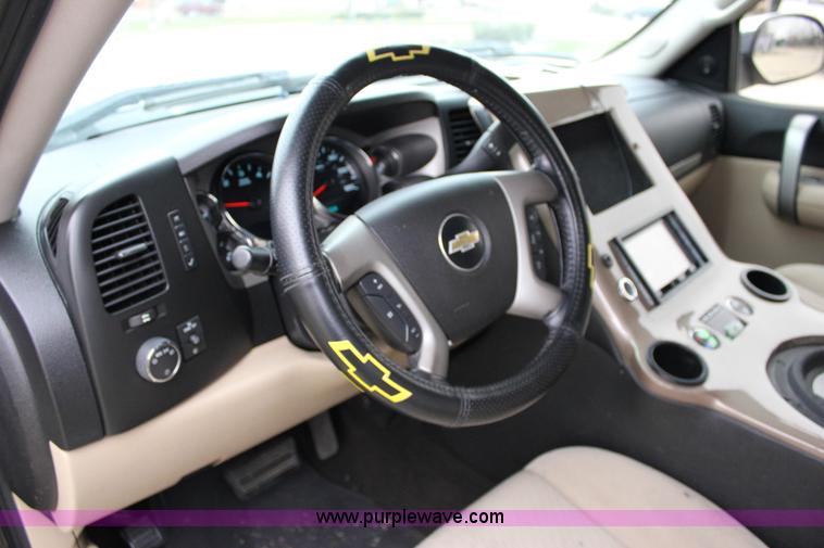 image for item J2306 2009 Chevrolet Silverado 1500 Crew Cab pickup truck