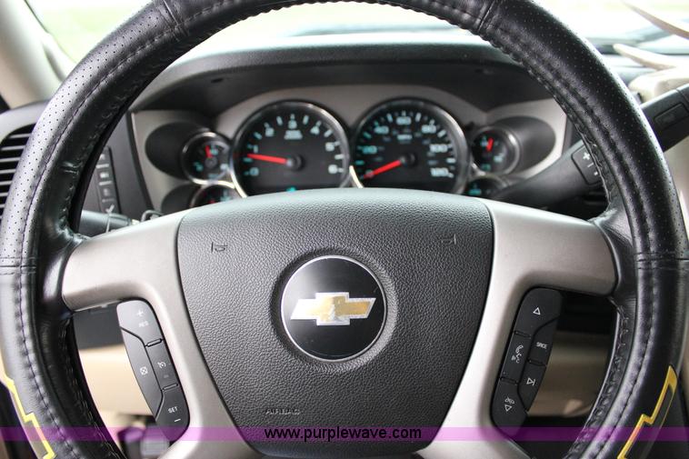 image for item J2306 2009 Chevrolet Silverado 1500 Crew Cab pickup truck