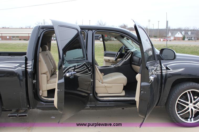 image for item J2306 2009 Chevrolet Silverado 1500 Crew Cab pickup truck