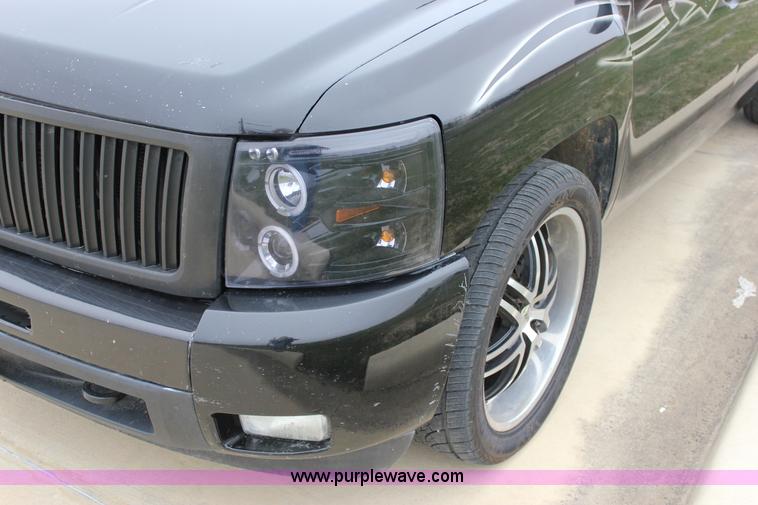 image for item J2306 2009 Chevrolet Silverado 1500 Crew Cab pickup truck