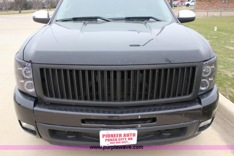 image for item J2306 2009 Chevrolet Silverado 1500 Crew Cab pickup truck