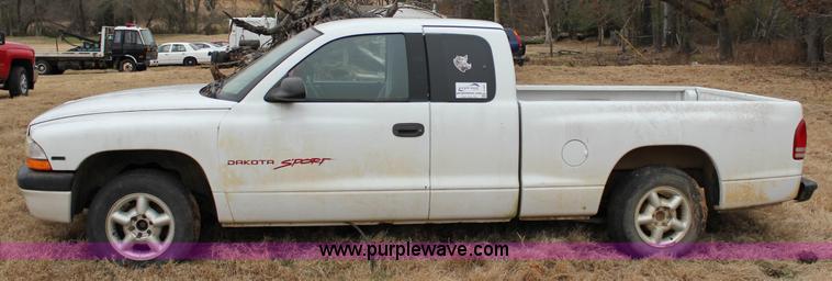 image for item J2307 1998 Dodge Dakota Sport Club Cab pickup truck