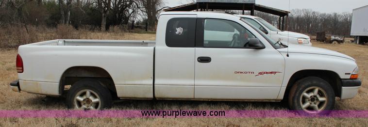 image for item J2307 1998 Dodge Dakota Sport Club Cab pickup truck