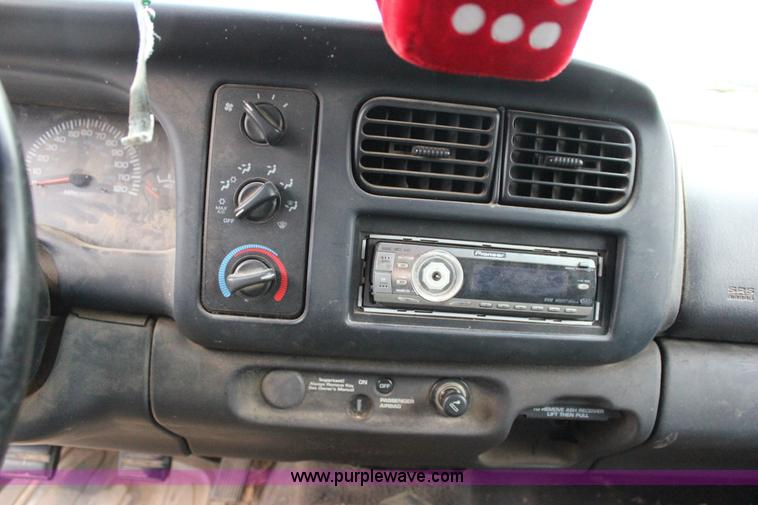 image for item J2307 1998 Dodge Dakota Sport Club Cab pickup truck