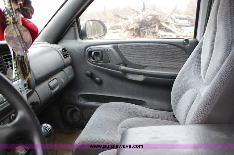 image for item J2307 1998 Dodge Dakota Sport Club Cab pickup truck