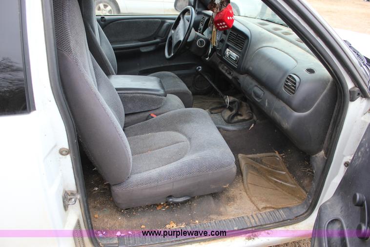 image for item J2307 1998 Dodge Dakota Sport Club Cab pickup truck