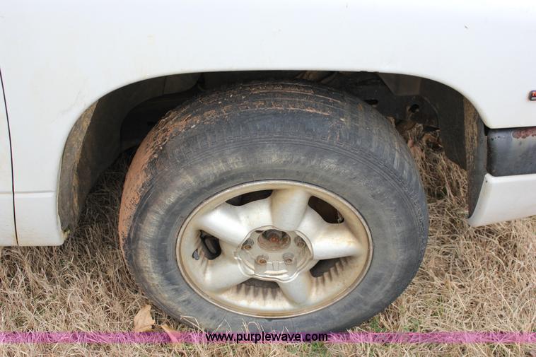 image for item J2307 1998 Dodge Dakota Sport Club Cab pickup truck