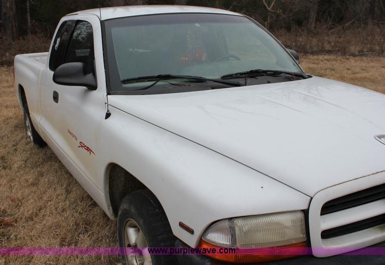 image for item J2307 1998 Dodge Dakota Sport Club Cab pickup truck